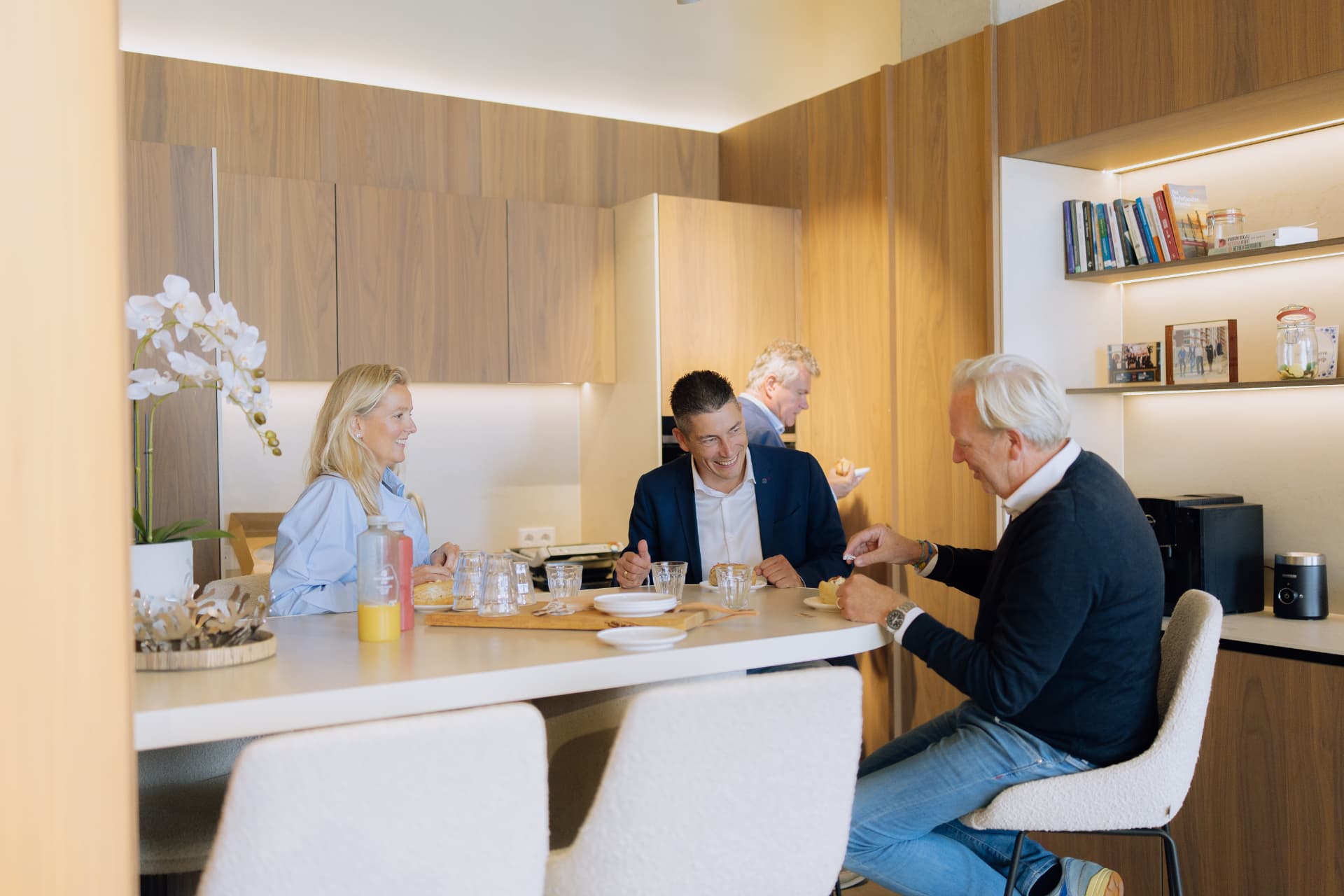 Zakelijk gezelschap in gesprek aan tafel