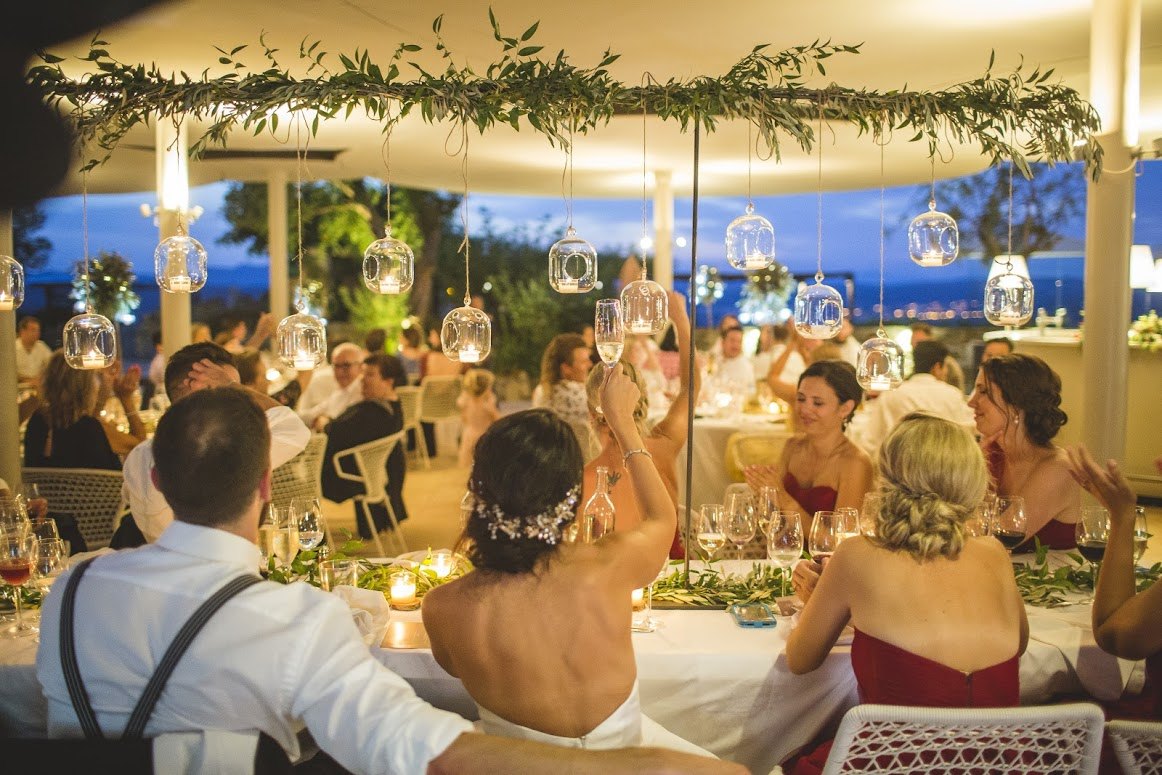 Sfeervol diner onder lichtjes met proostende gasten