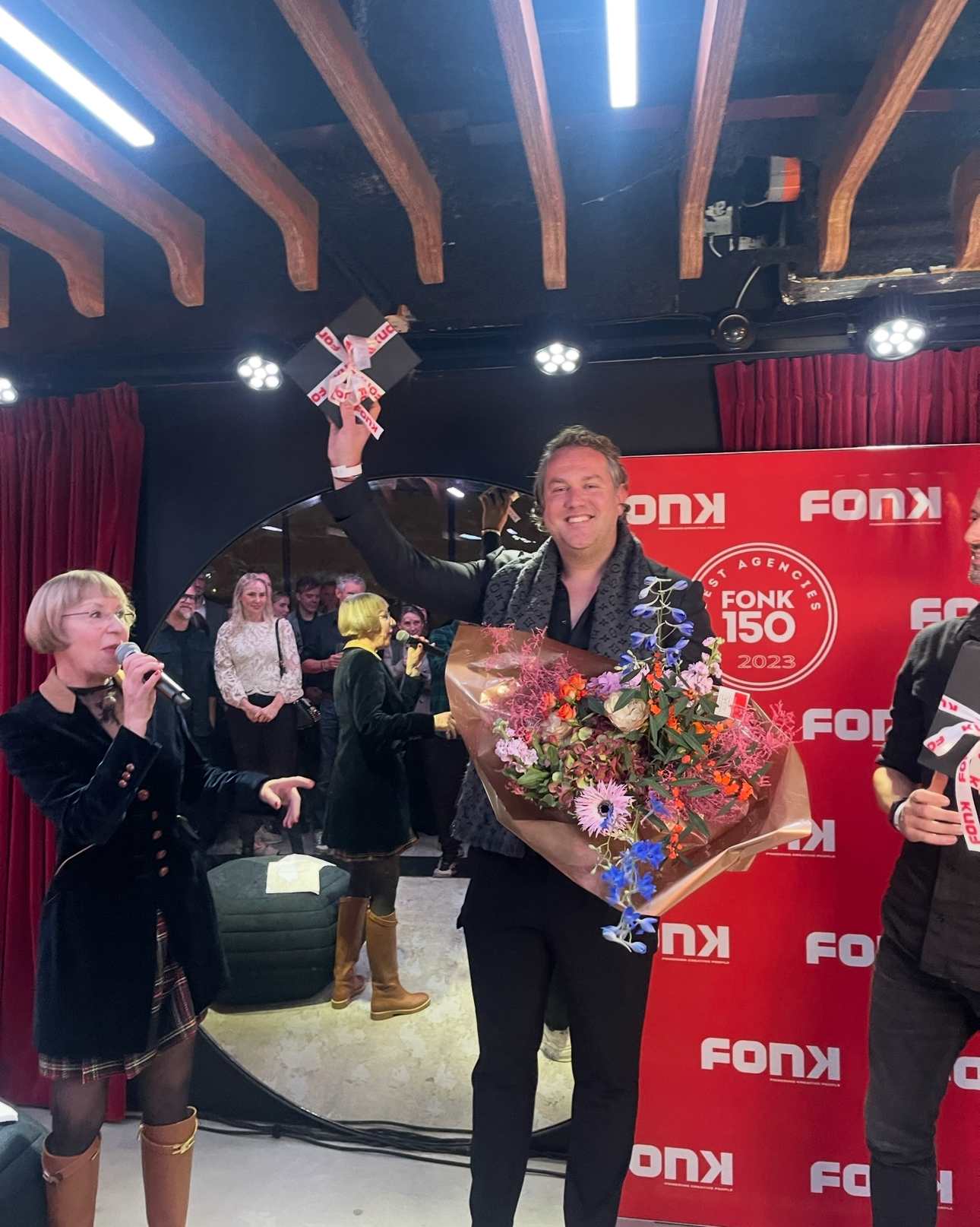 Social Roots ontvangt de Fonk 150 award met een bos bloemen