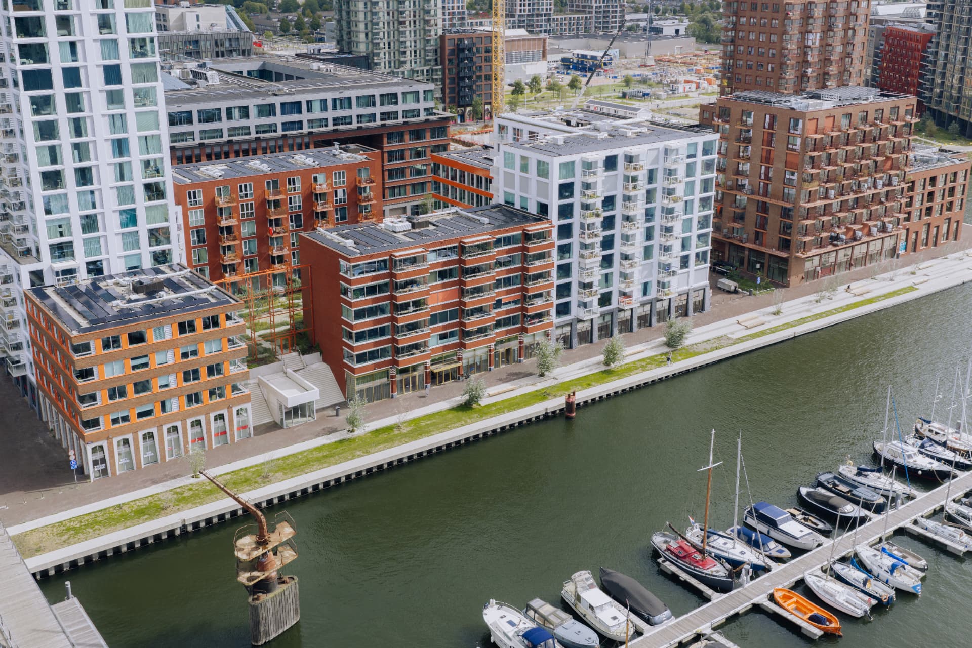 Dronebeeld van stedelijke architectuur en boten aan het water