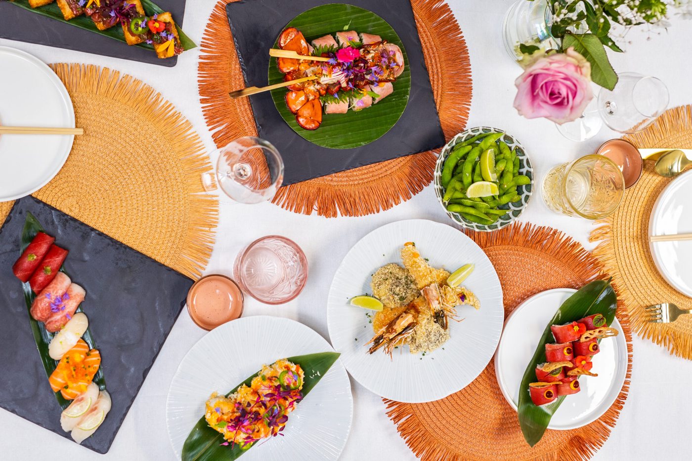 Gedekte tafel met sushi, sashimi en bijgerechten
