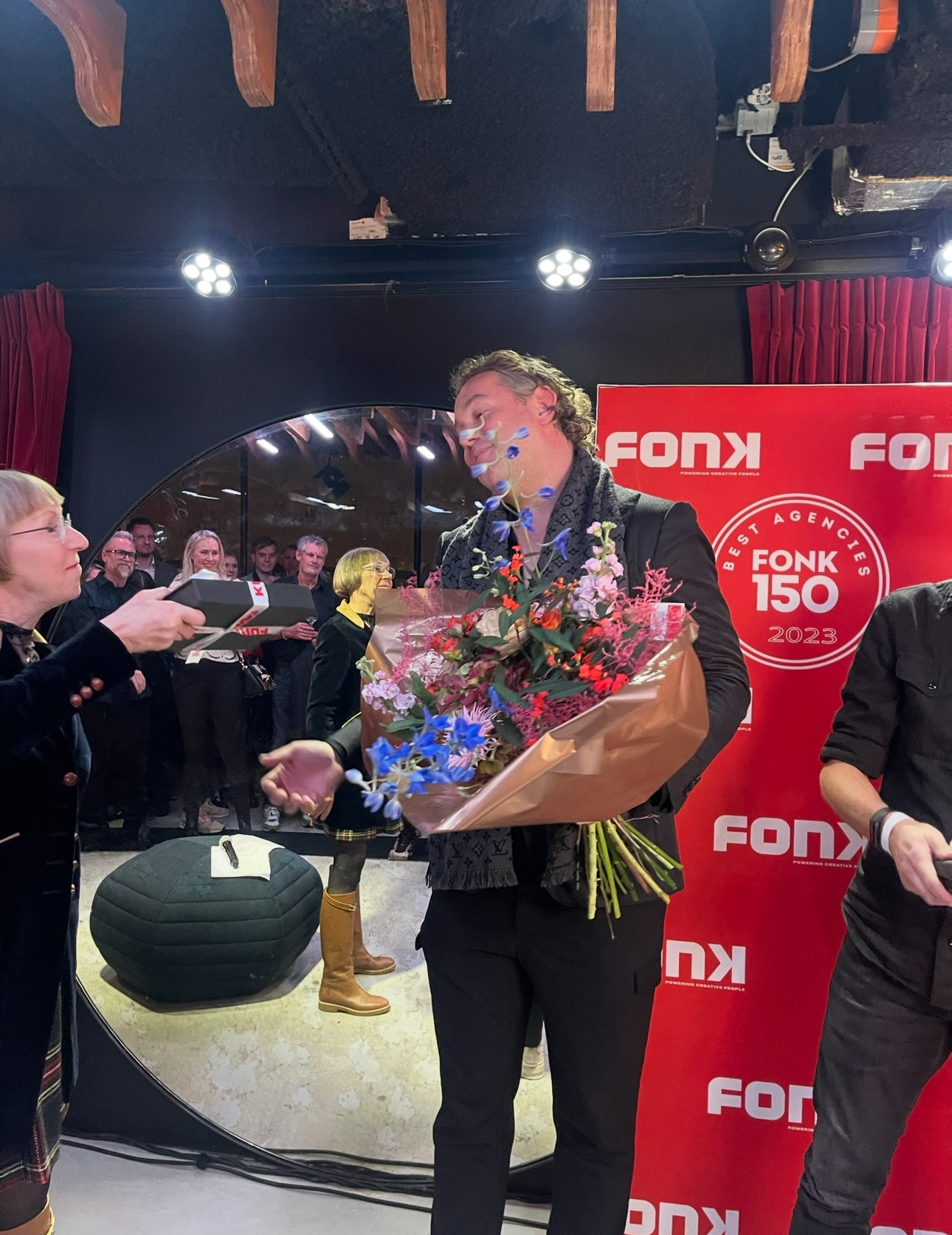 Social Roots met de Fonk 150 award voor de rode Fonk-backdrop