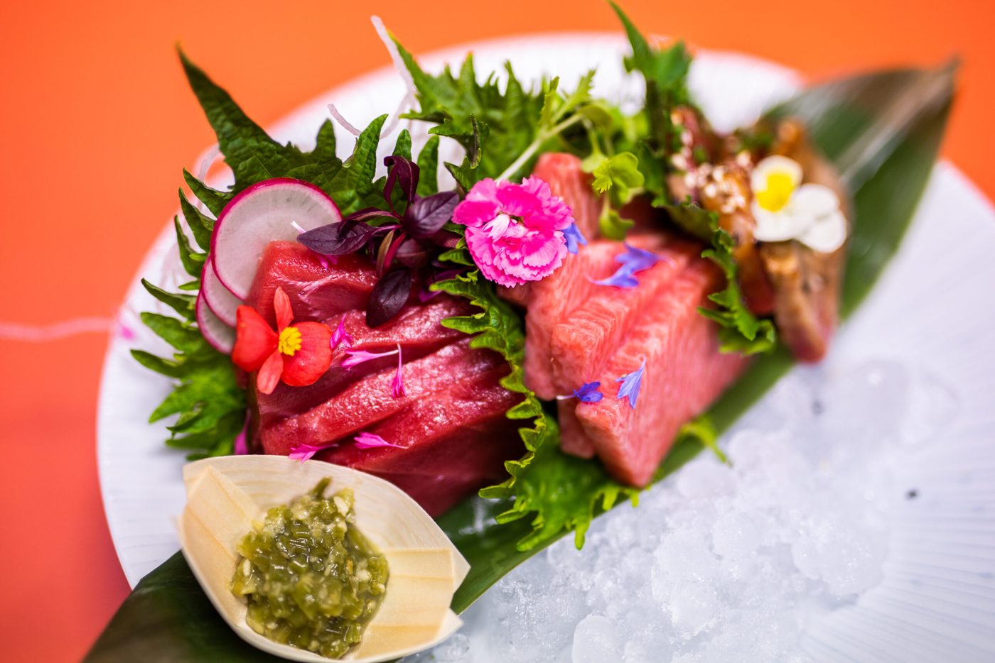 Sashimi met eetbare bloemen