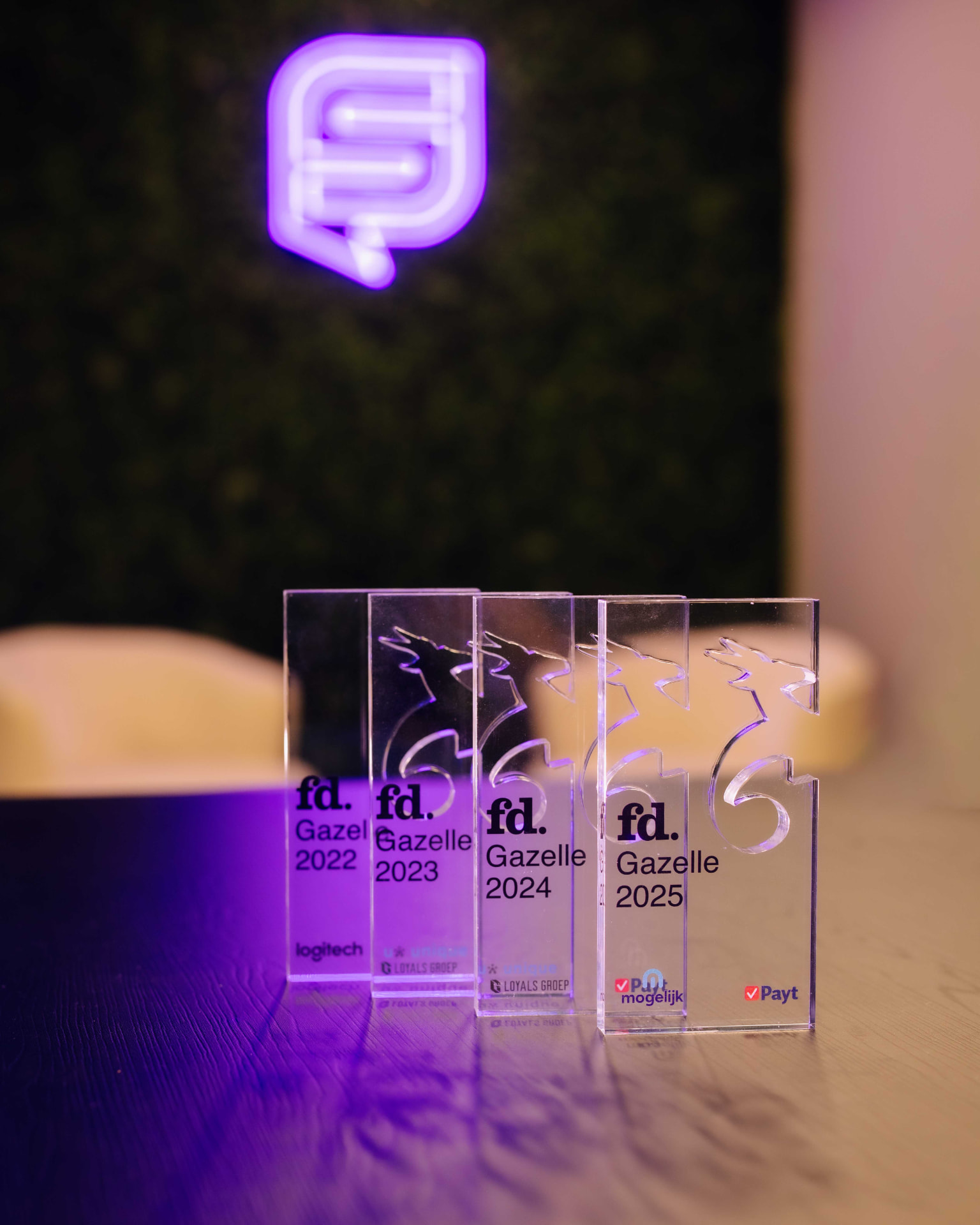 De vier FD Gazelle awards op kantoor bij Social Roots