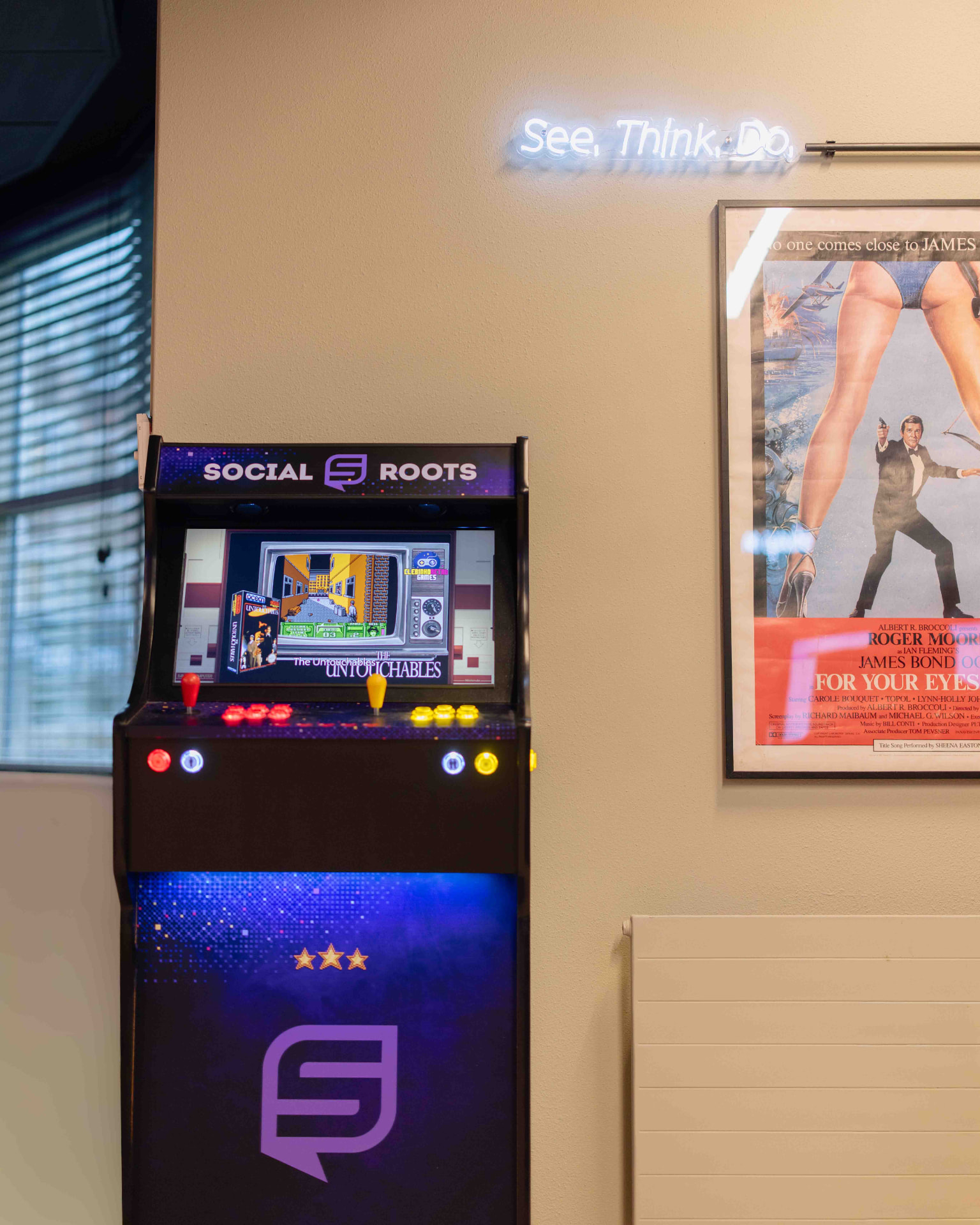 Arcadekast met Social Roots branding op kantoor