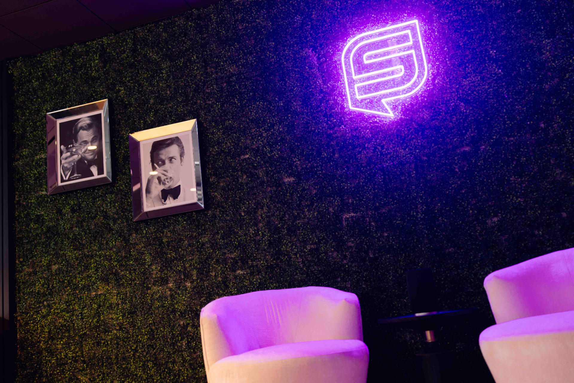 Neon Social Roots logo aan de muur in de lounge
