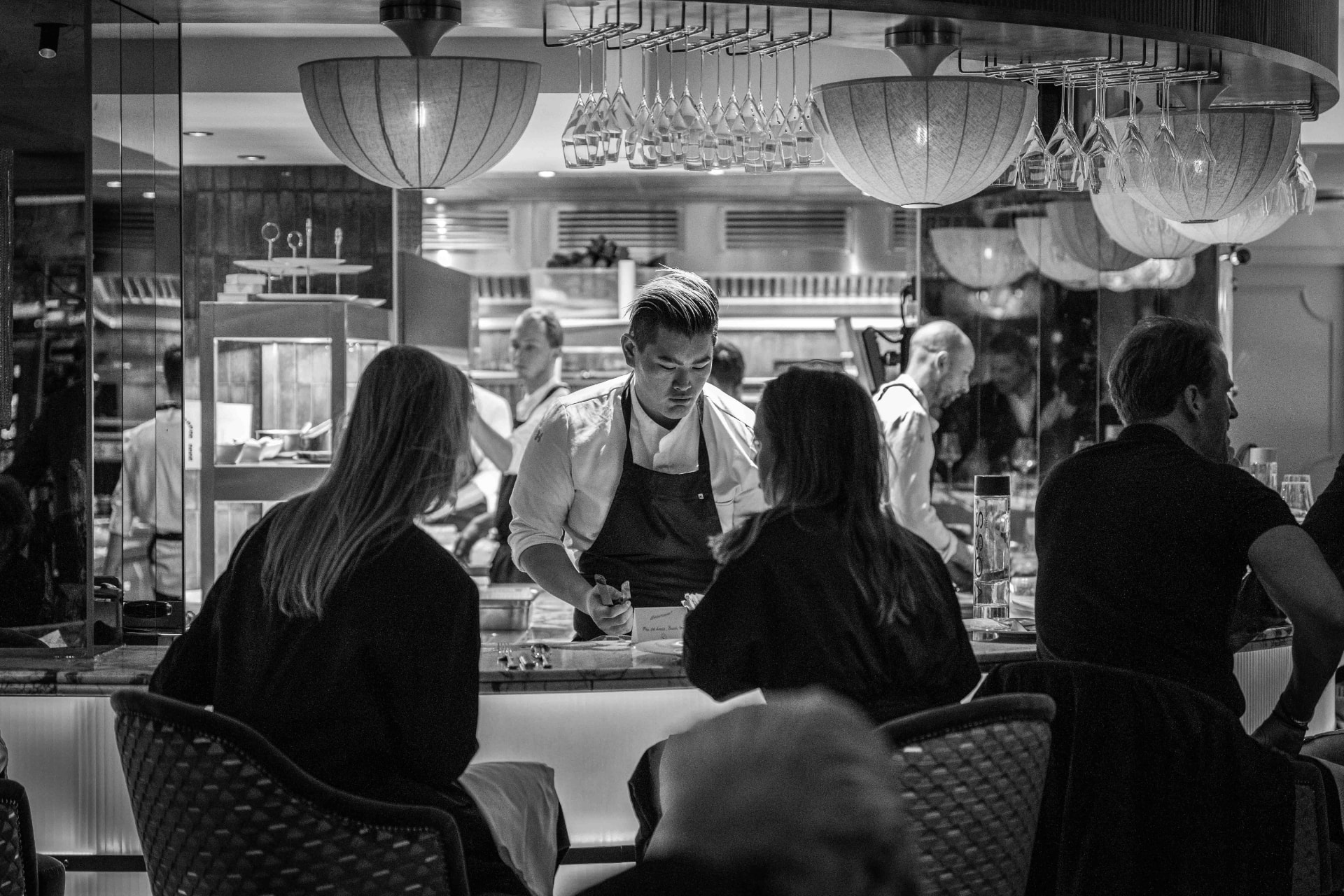 Chef aan het werk in een open keuken