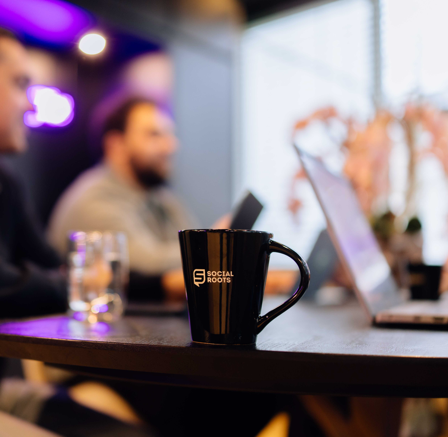 Social Roots studio met neon en WE BUILD AUDIENCES